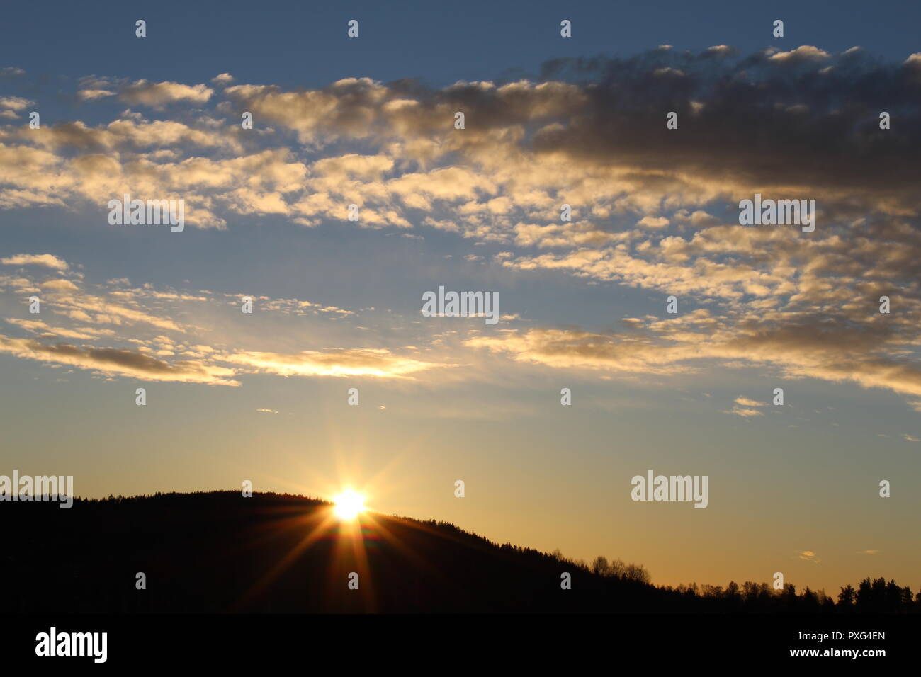 Sole mattutino con Cielo e nubi. Foto Stock