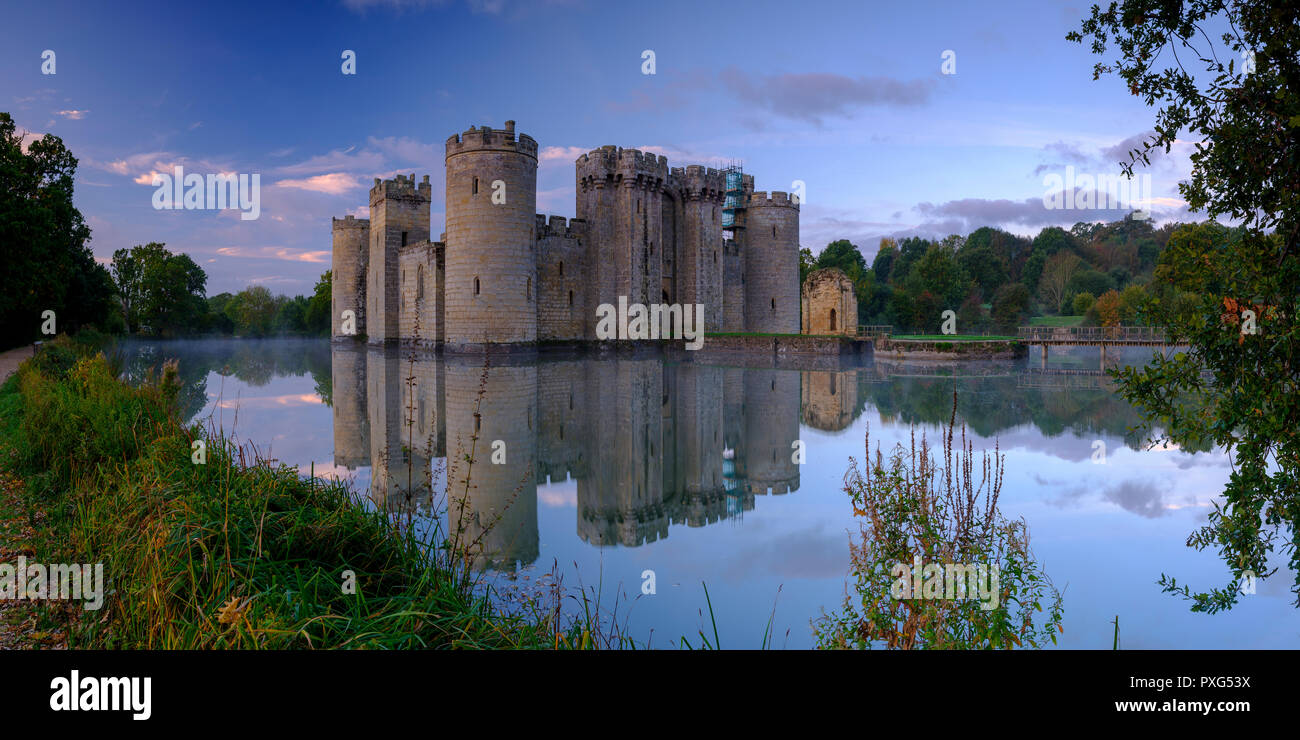 Autunno misty alba sul Castello Bodiam - presi da un sentiero pubblico - East Sussex, Regno Unito Foto Stock