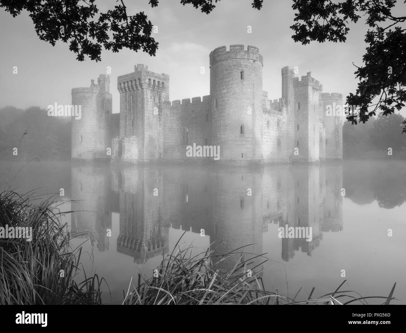 Autunno misty alba sul Castello Bodiam - presi da un sentiero pubblico - East Sussex, Regno Unito Foto Stock