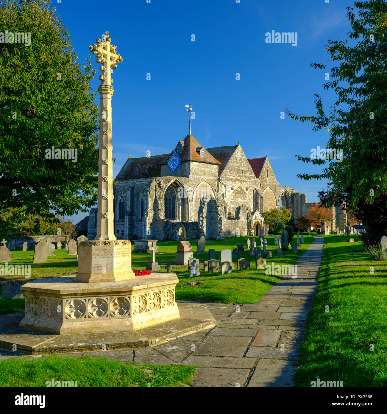 Di sera presto autunno luce su san Tommaso martire la chiesa ed il villaggio di cross, Winchelsea, East Sussex, Regno Unito Foto Stock