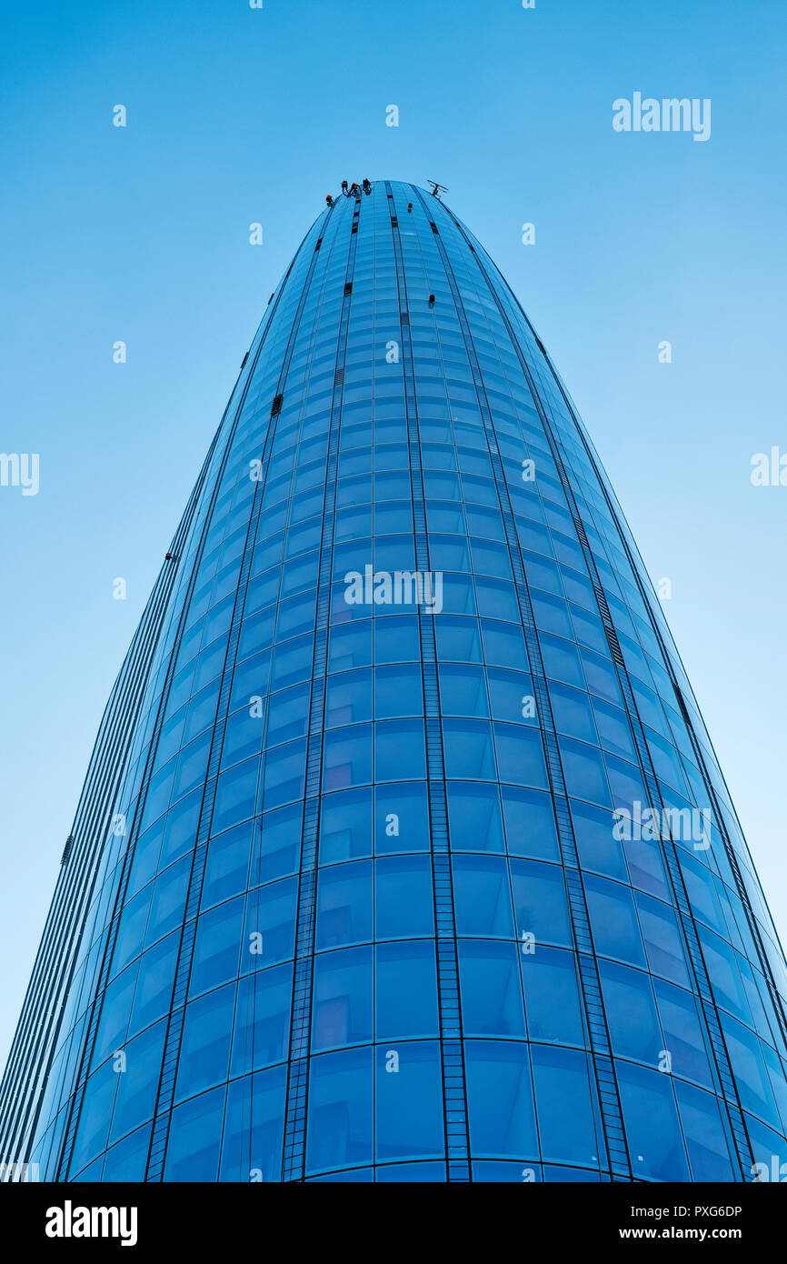Londra, Regno Unito. Uno Blackfriars (vaso), un 52-storey 170m alto isolato di appartamenti che si affacciano sulla città. Gli uomini al lavoro in alto sulla pura facciata di vetro Foto Stock