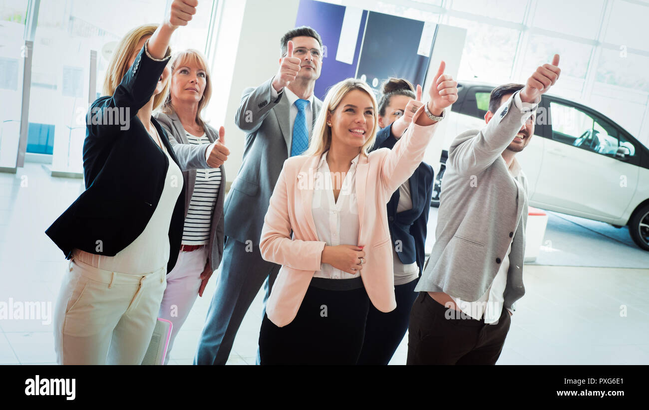 Felice la gente di affari per celebrare il successo di società Foto Stock