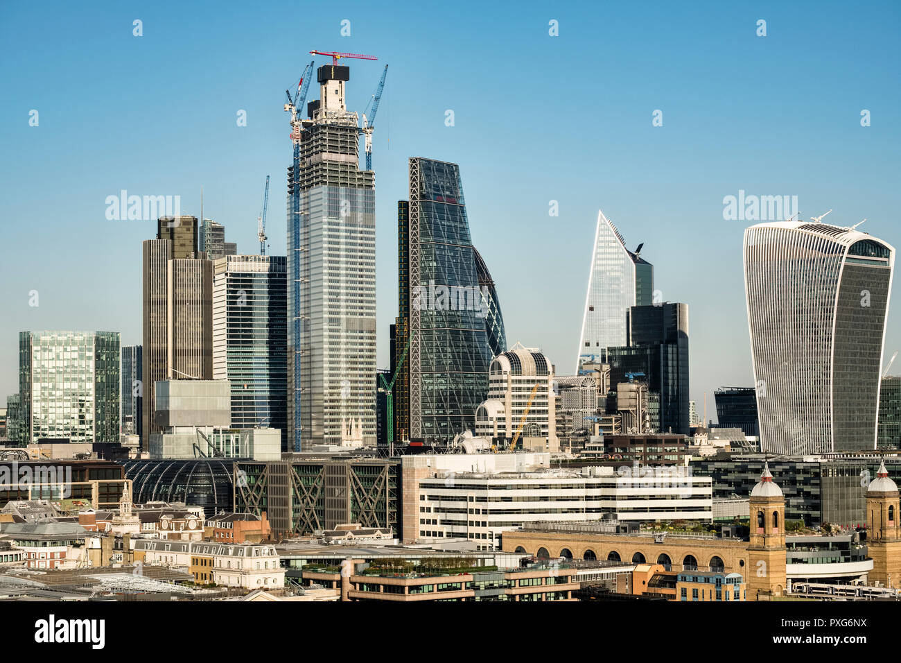 Londra, Regno Unito. Vista dal piano superiore della Tate Modern Gallery sul Bankside, mostrante alto-aumento edifici per uffici nel quartiere finanziario della città Foto Stock