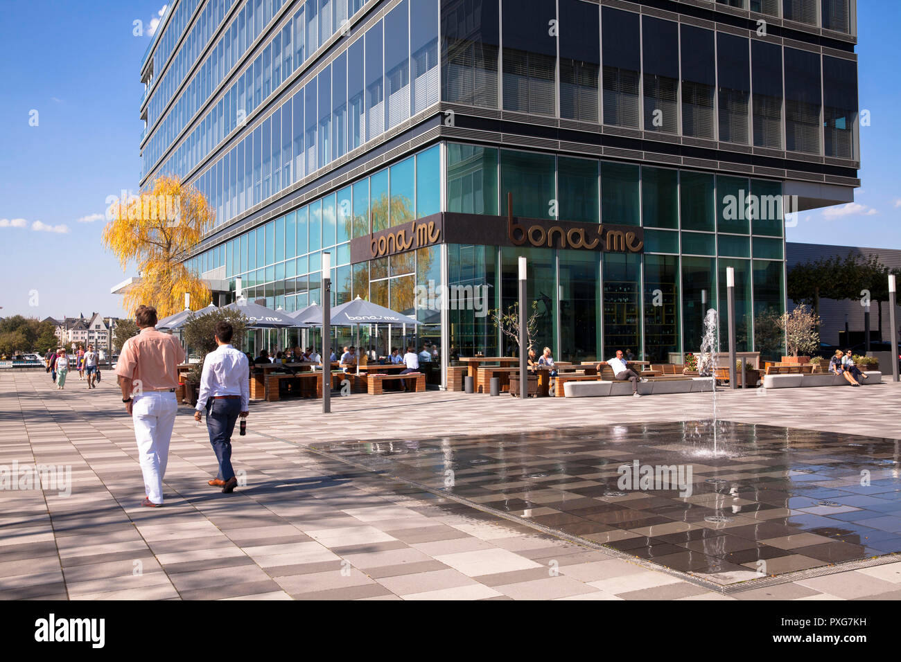 Il ristorante bona'me a piazza Kennedy nel quartiere Deutz di Colonia, Germania. das Ristorante bona'me am Kennedyplatz in Deutz, Koeln, Deutschland Foto Stock