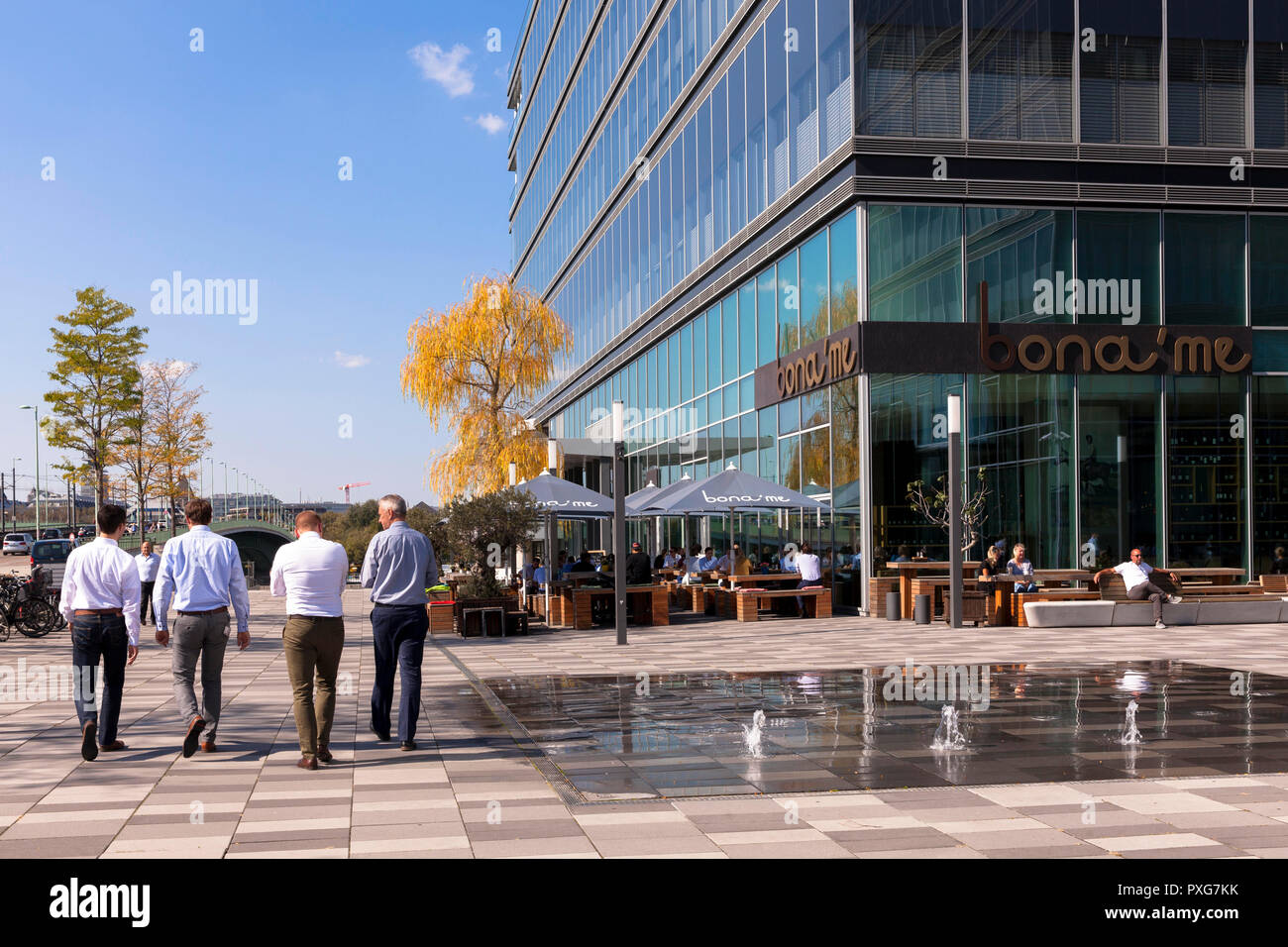 Il ristorante bona'me a piazza Kennedy nel quartiere Deutz di Colonia, Germania. das Ristorante bona'me am Kennedyplatz in Deutz, Koeln, Deutschland Foto Stock