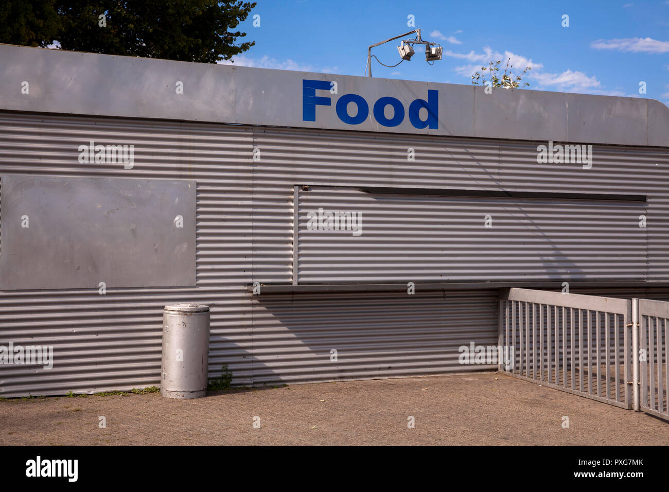 Chiuso stallo alimentare presso la sede dell'evento Tanzbrunnen nel quartiere Deutz di Colonia, Germania. geschlossener Imbiss-Stand auf dem Gelaende des Tanzbrun Foto Stock