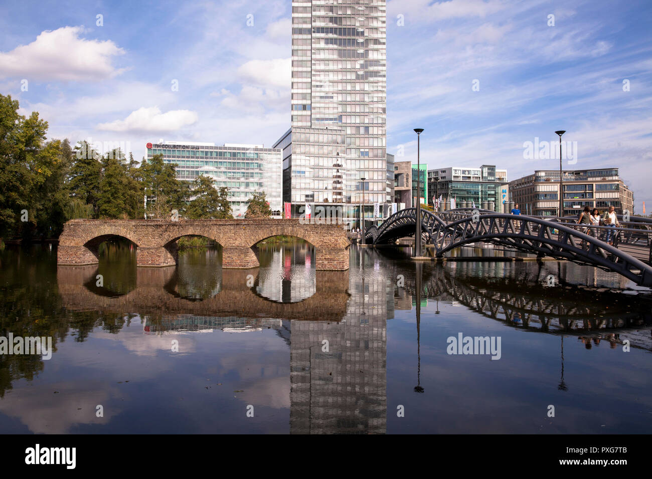 Il vecchio viadotto, bridge e la Torre di Colonia al Mediapark, Colonia, Germania. altes Viadukt, Bruecke und KoelnTurm im Mediapark, Koeln, Deutschland. Foto Stock