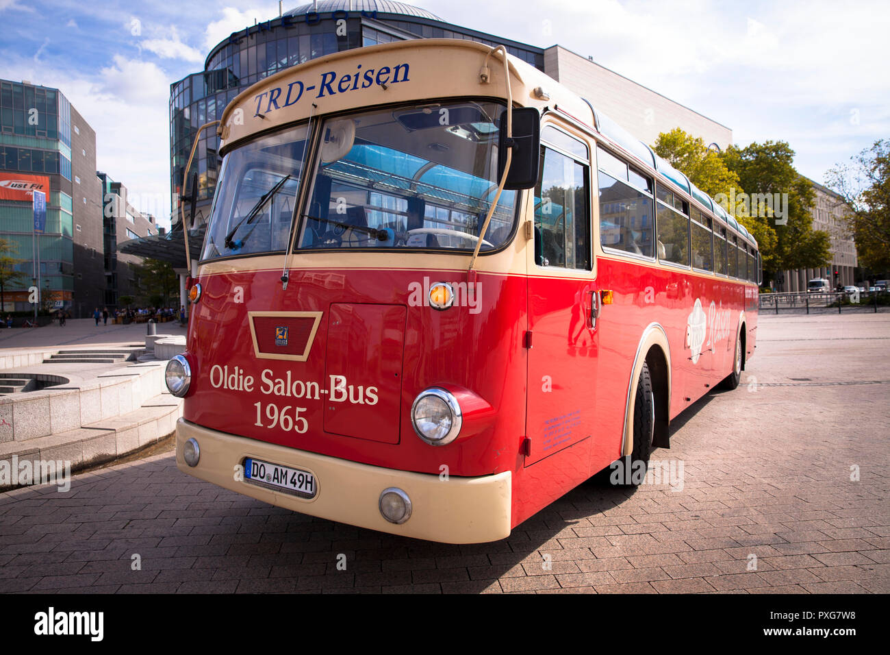 Buessing oldtimer bus dal 1965 al Mediapark, Colonia, Germania. Oldtimer Buessing Reisebus von 1965 im Mediapark, Koeln, Deutschland. Foto Stock
