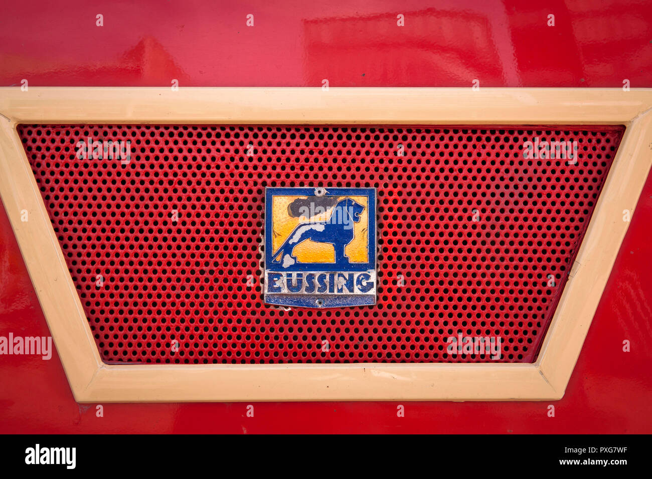 Buessing oldtimer bus dal 1965 al Mediapark, Colonia, Germania. Oldtimer Buessing Reisebus von 1965 im Mediapark, Koeln, Deutschland. Foto Stock