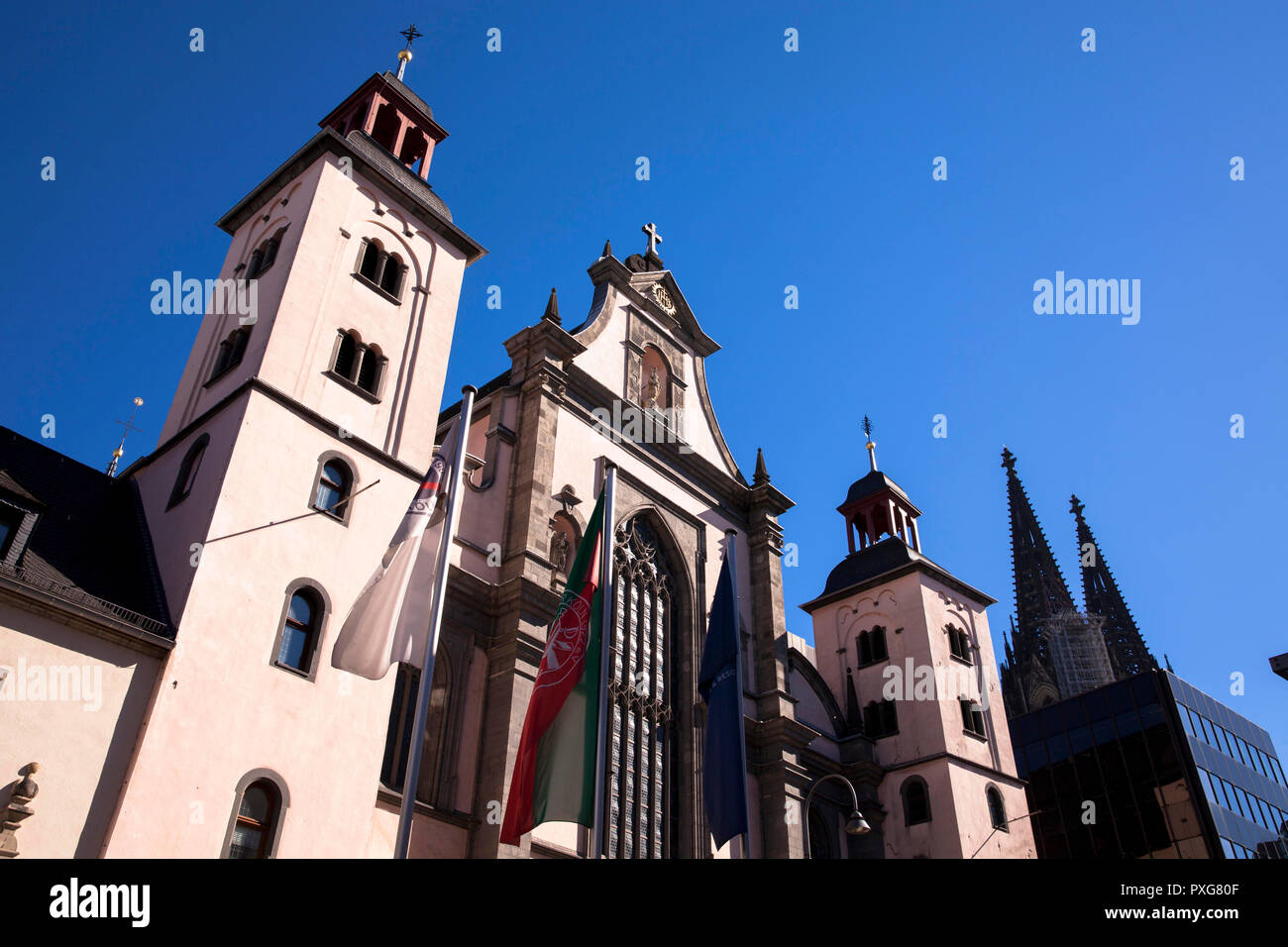 La barocca chiesa gesuita S. Mariae assunta al Marzellen street, sulla destra le guglie del duomo di Colonia, Germania. die fru Foto Stock
