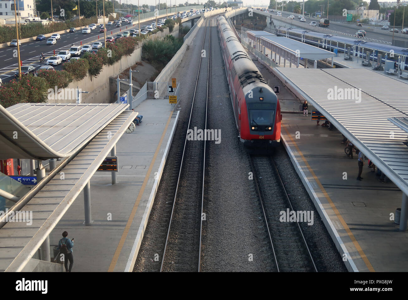 In treno arrivando alla HaHagana stazione ferroviaria di Tel Aviv, Israele  Foto stock - Alamy
