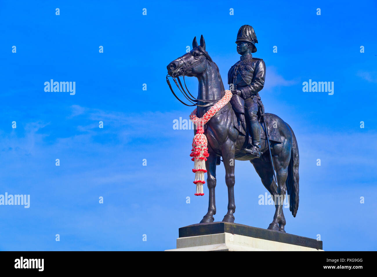 Una statua equestre di re Chulalongkorn, Rama V., affacciato su una grande Royal Plaza di fronte al Trono Samakhom Hall a Bangkok, in Thailandia Foto Stock