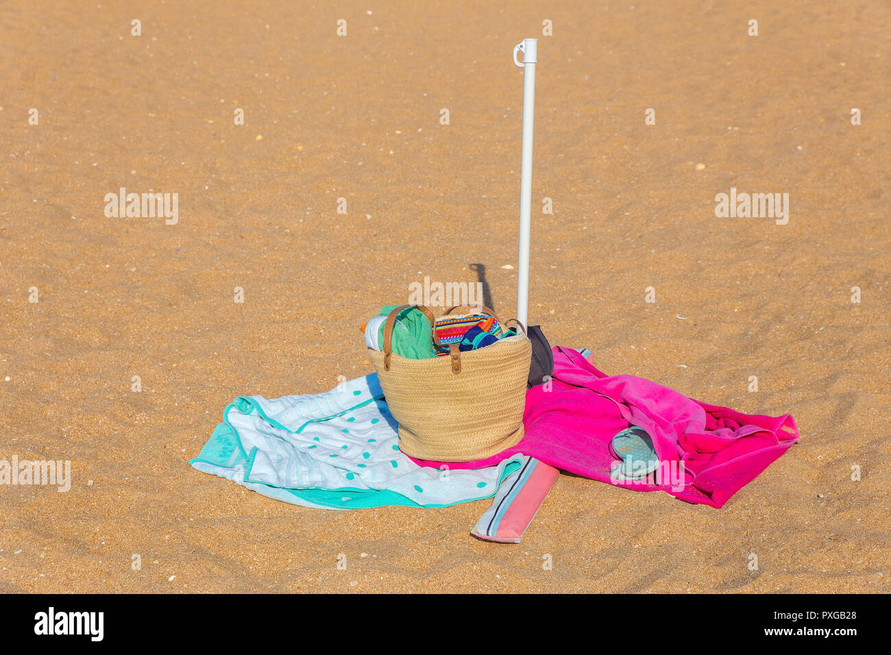 Borsa con la biancheria e gli asciugamani in spiaggia Foto Stock