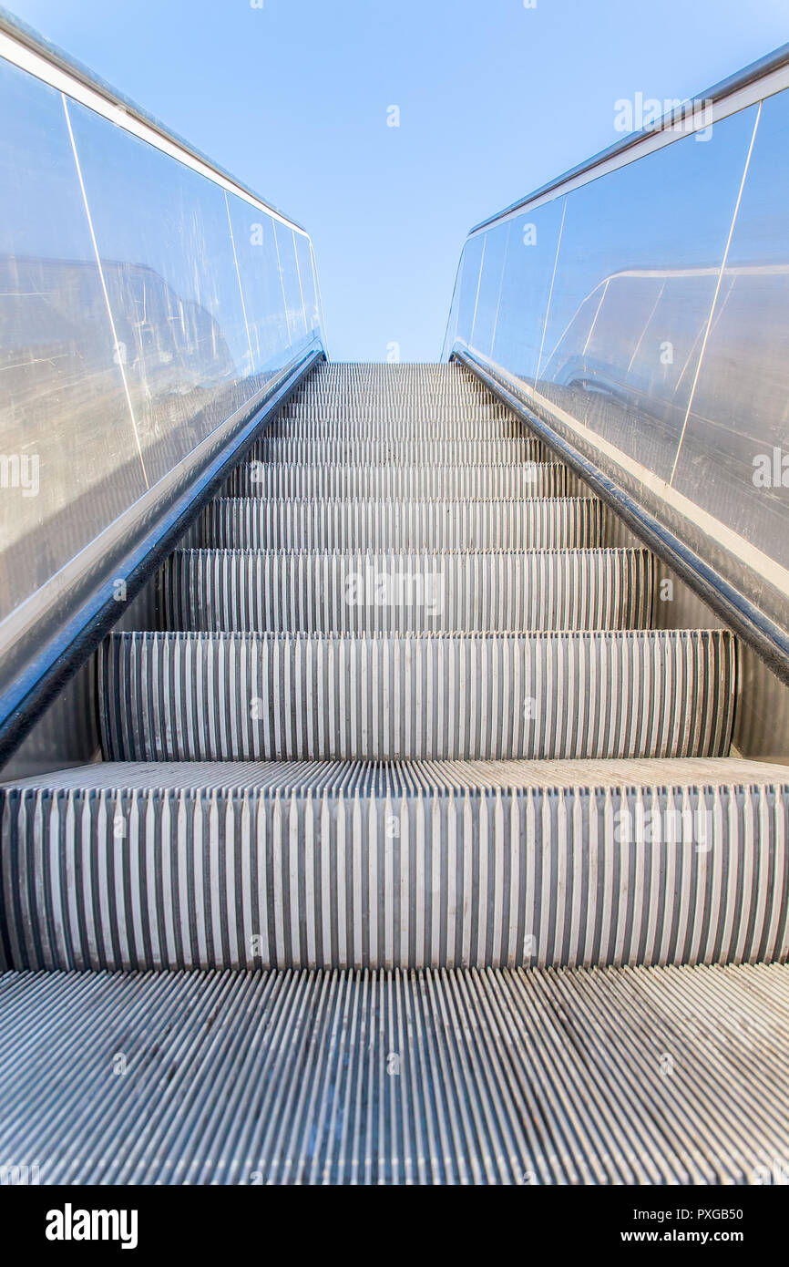 Vuoti di metallo escalator in esterni con cielo blu Foto Stock