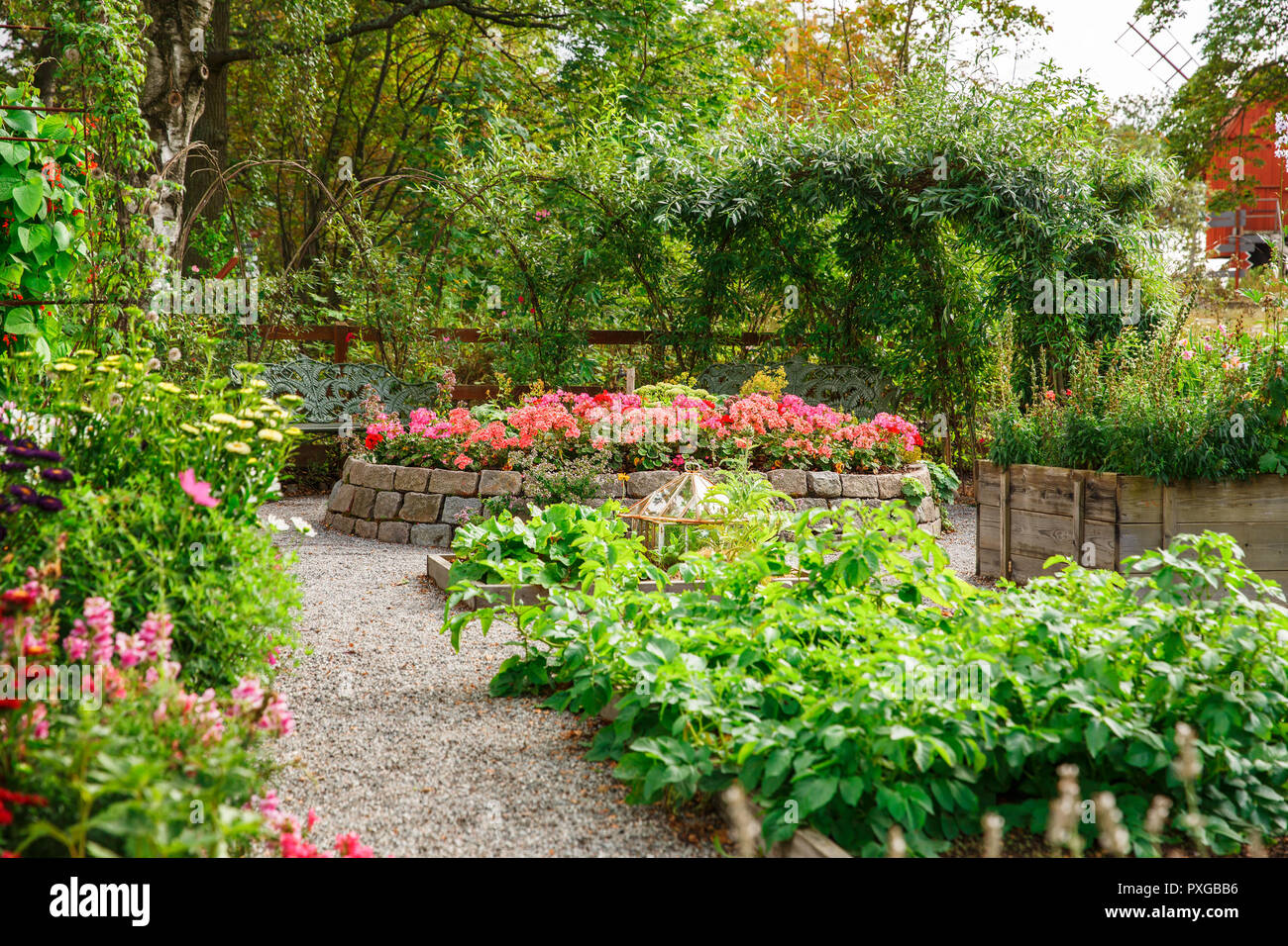 Vegetali e giardino fiorito nella soleggiata giornata estiva. Foto Stock