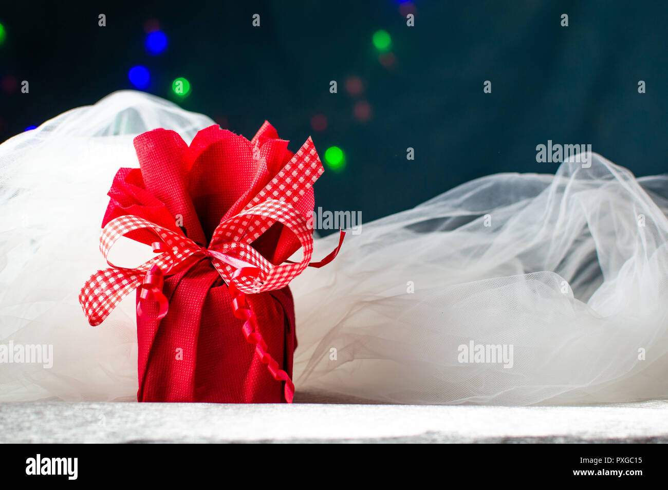 Red regalo di Natale scatola contro lo sfondo di festa Foto Stock