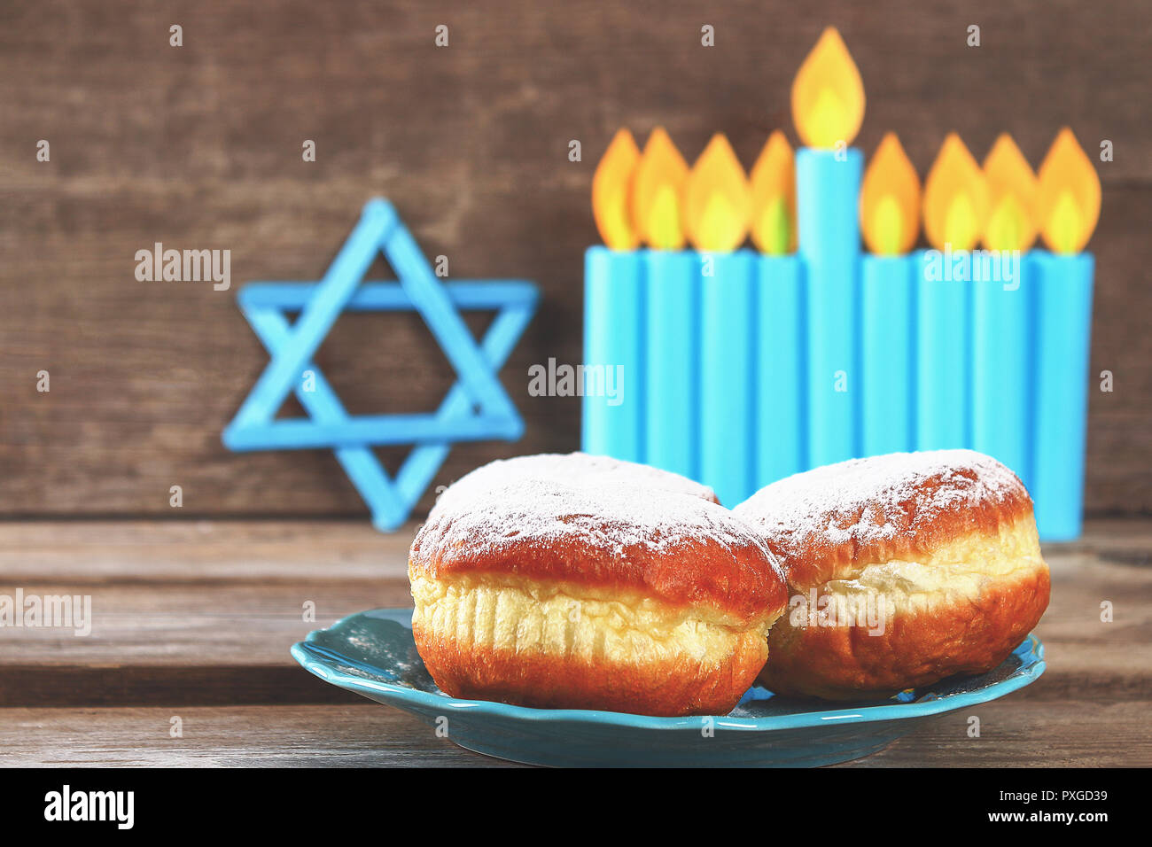 Festa ebraica Hanukkah e i relativi attributi menorah, ciambelle, stella di Davide. Hanukkah menorah. Hanukkah vacanza. Hanukkah ebraica Foto Stock