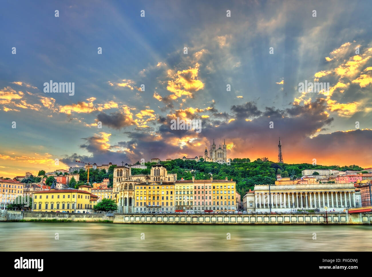 Vista della cattedrale di Lione e la Basilica di Notre Dame de Fourviere. Lione, Francia Foto Stock