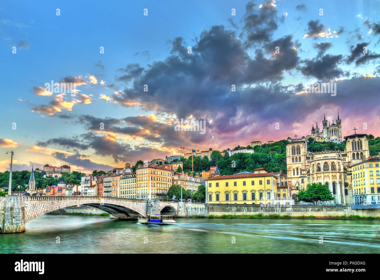 Vista della cattedrale di Lione e la Basilica di Notre Dame de Fourviere. Lione, Francia Foto Stock