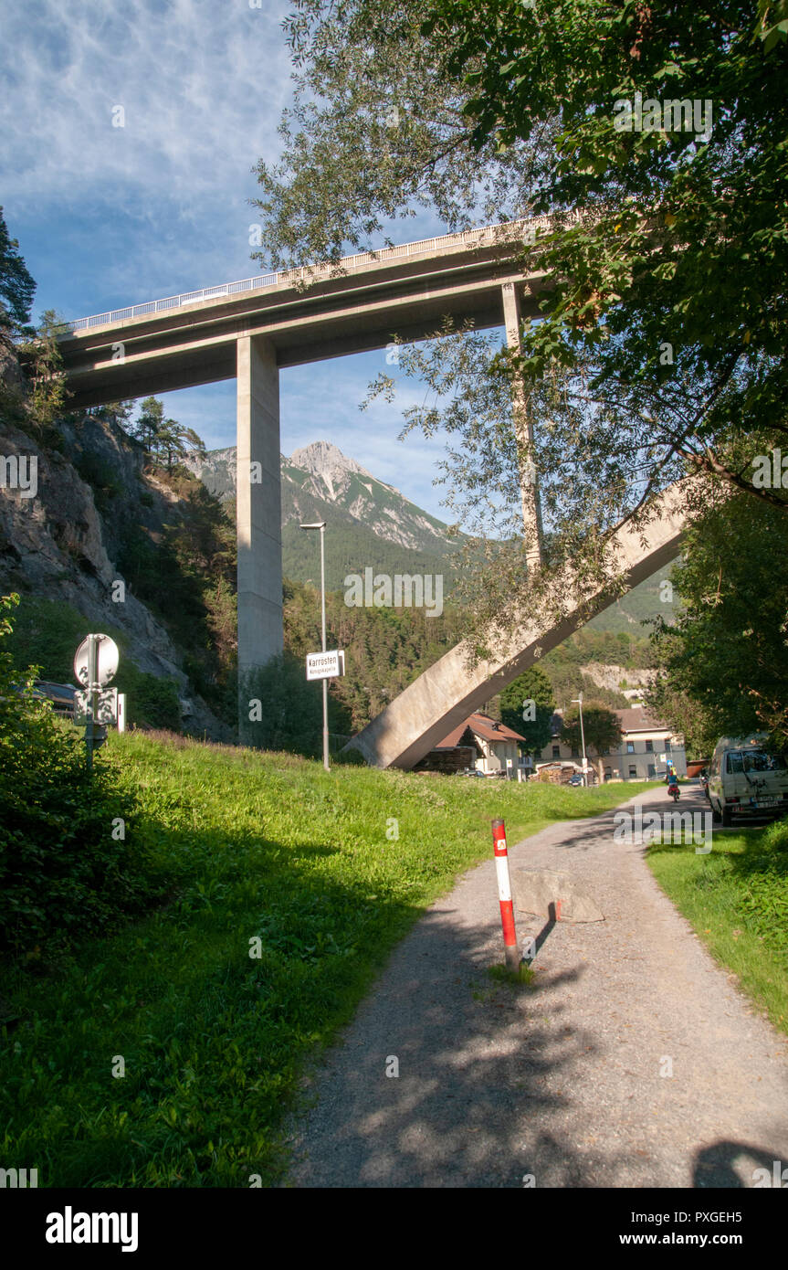 Percorso ciclabile passa sotto un viadotto a Imst, cittadina austriaca di stato federale del Tirolo. Si trova sul fiume Inn in Tirolo occidentale, Foto Stock