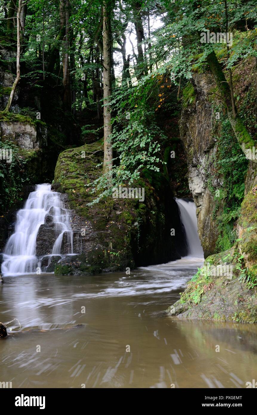 Ffynone cascata cascata isolata ha detto di essere l'ingresso al Celtic altro mondo Annwn Newchapel Pembrokeshire Wales Cymru REGNO UNITO Foto Stock