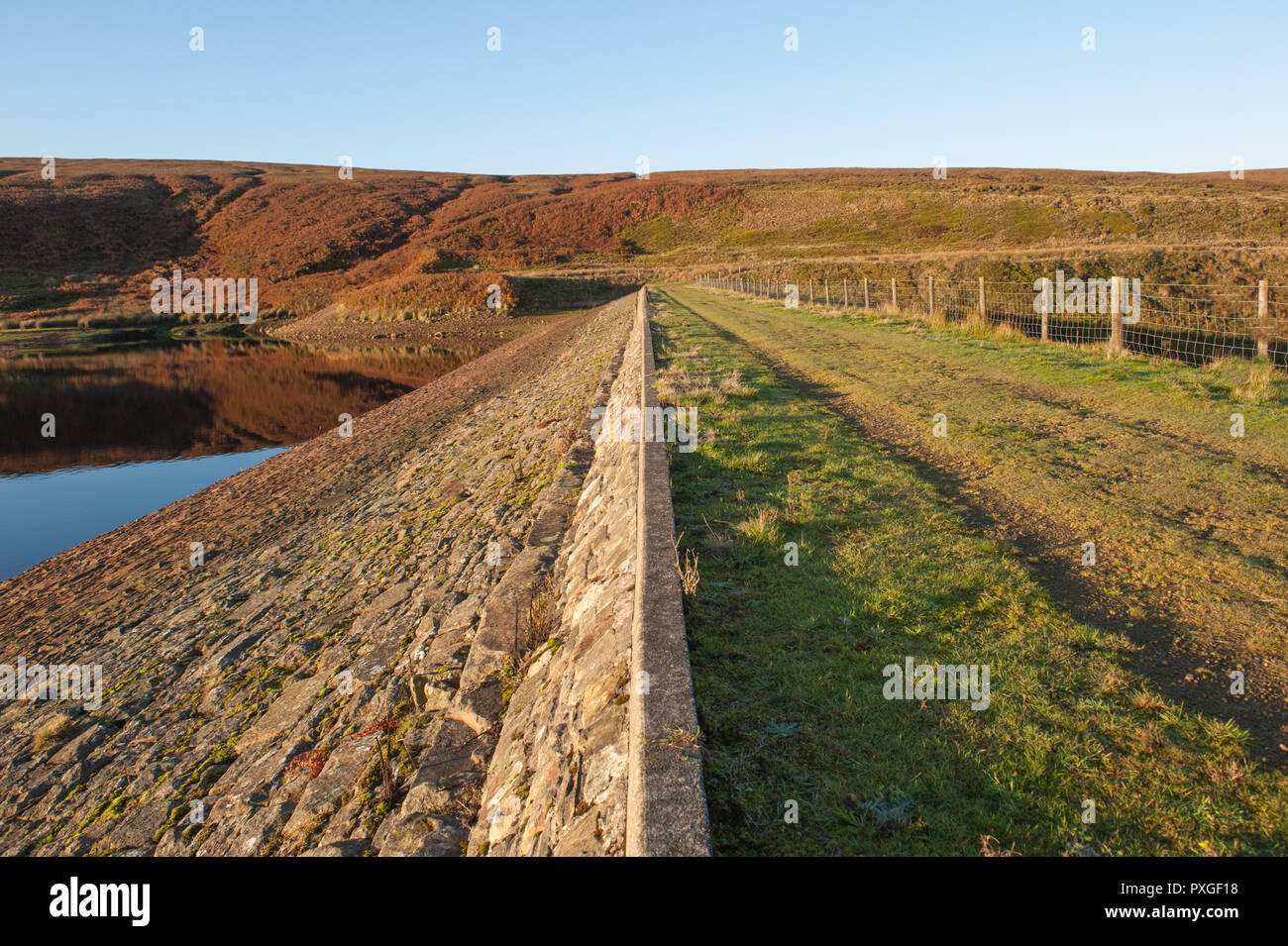 Una vista di testa Wessenden serbatoio, Saddleworth Moor presso sunrise il 22 ottobre 2018. Foto Stock