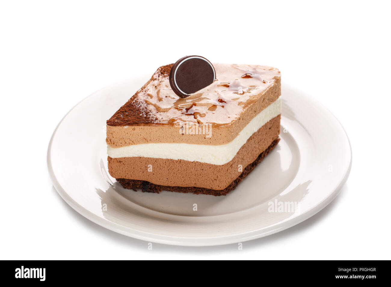 Un pezzo di torta al caramello, isolato su sfondo bianco Foto Stock