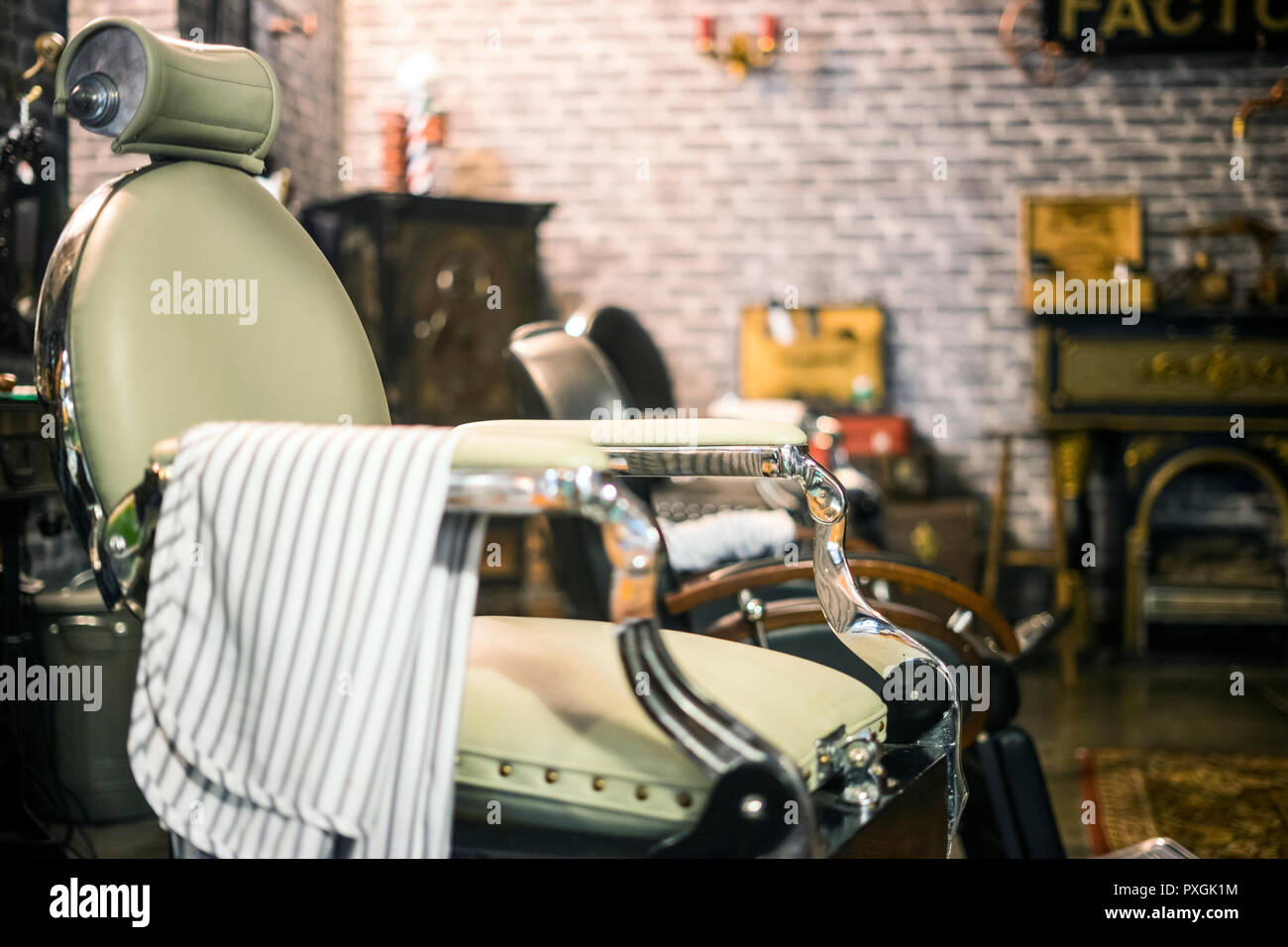 Vintage elegante acquamarina e sedia silver in elegante Barber shop Foto Stock