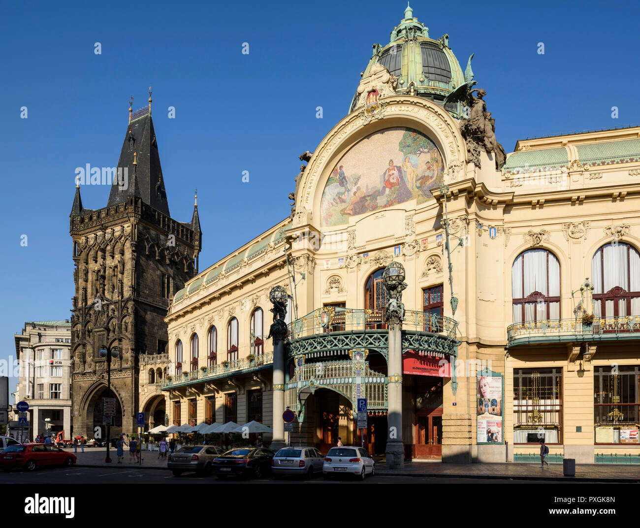 Praga. Repubblica ceca. L Art Nouveau Obecní dům (Casa Municipale) su náměstí Republiky e Xv secolo porta in polvere. Obecní dům progettato da Anton Foto Stock