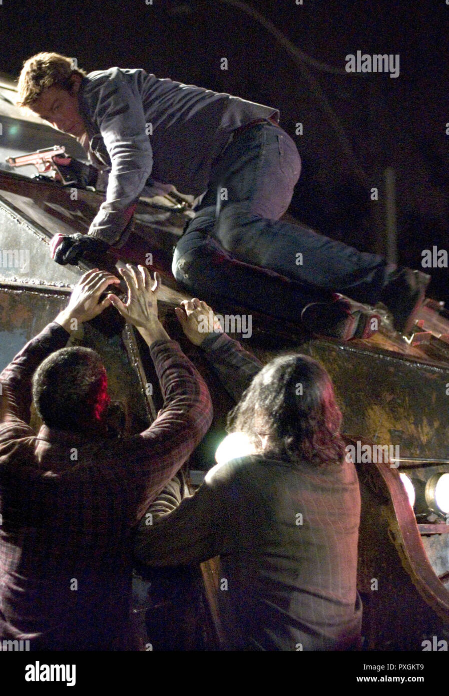 Terra dei morti, 2005 Regie: George A. Romero, Mercenario Riley (SIMON BAKER, sopra al centro) tenta di battere una crescente e sempre in evoluzione orda di morti. Foto Stock