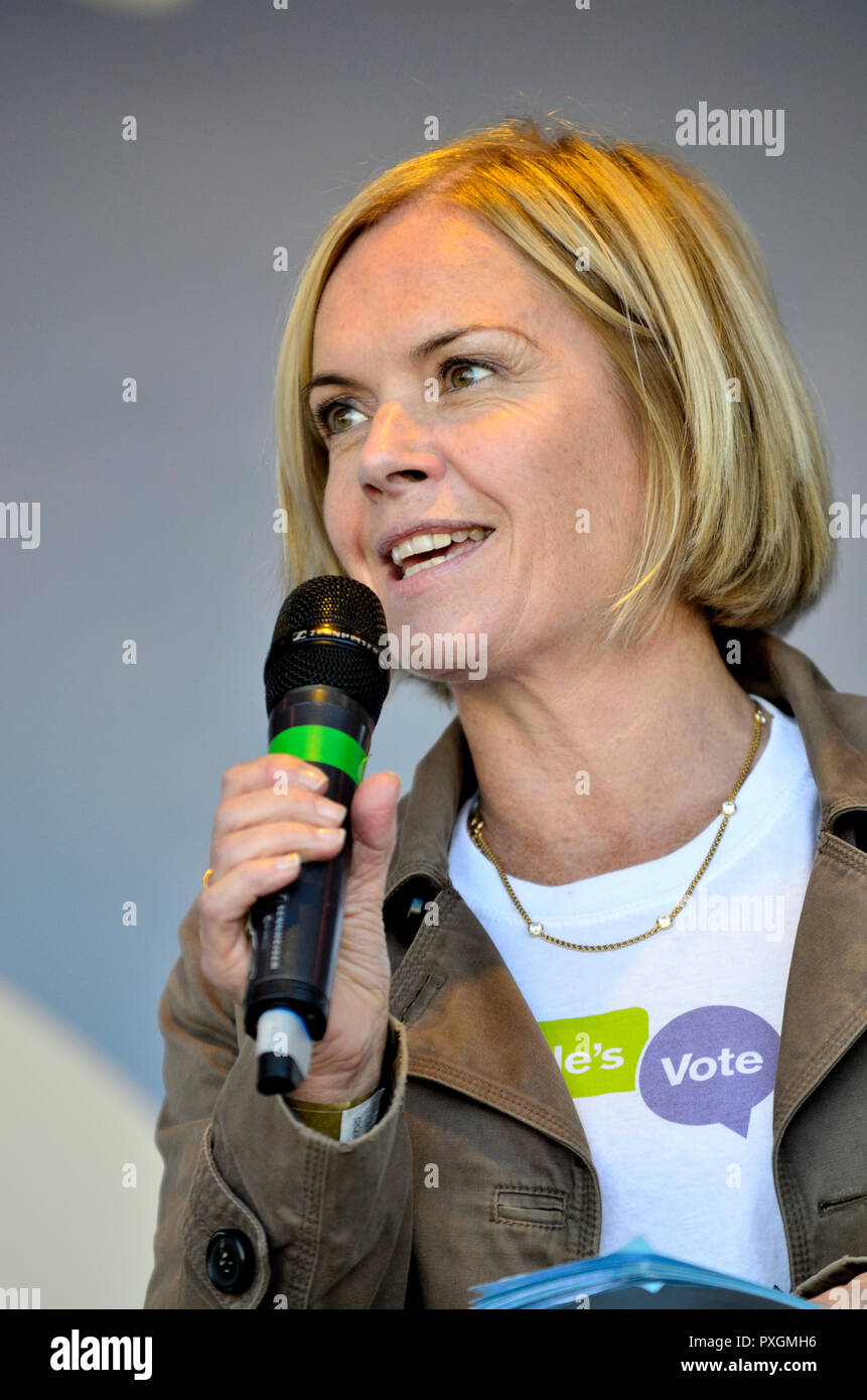 Mariella Frostrup (giornalista e presentatore TV) agendo come presentatore al voto popolare Marzo a sostegno di un secondo referendum Brexit, Londra, ventesimo Oc Foto Stock