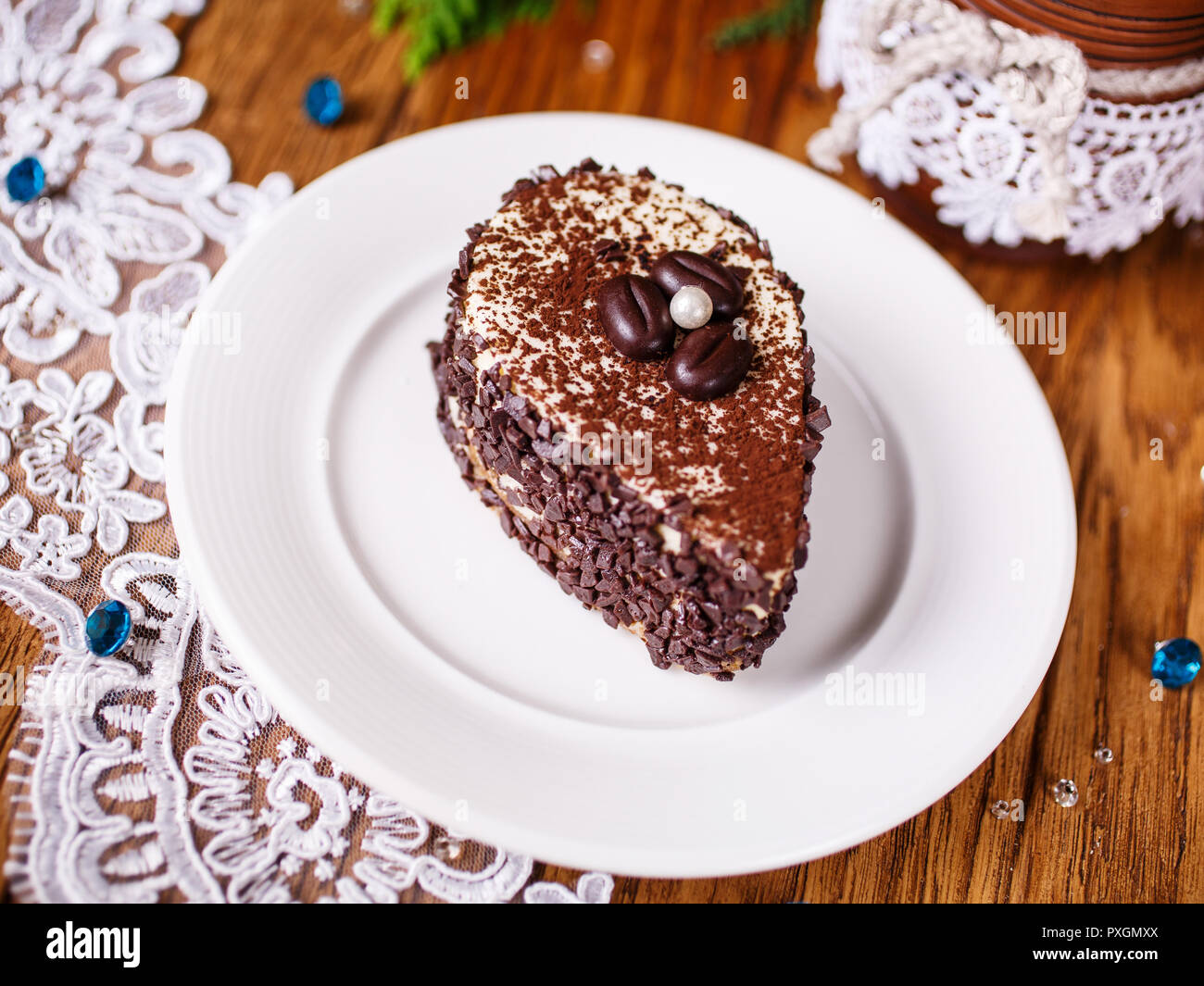 Un pezzo di torta di caffè con un bianco perla Foto Stock