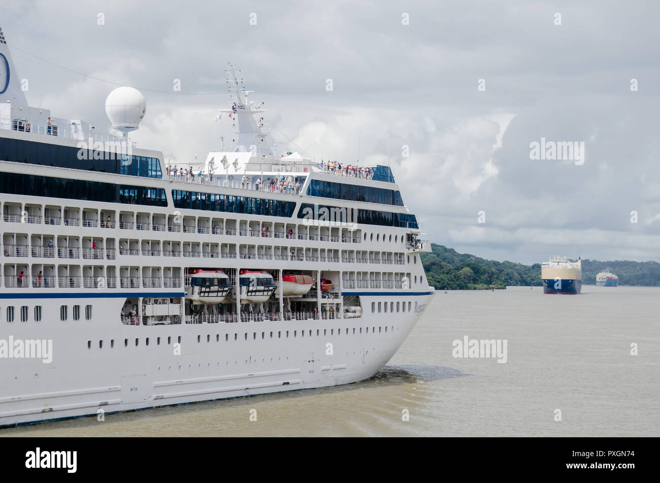 Nave da crociera in transito attraverso il canale di Panama all'estremità sud-ovest del Lago di Gatun. Un roll on - roll out nave può essere visto in lontananza Foto Stock