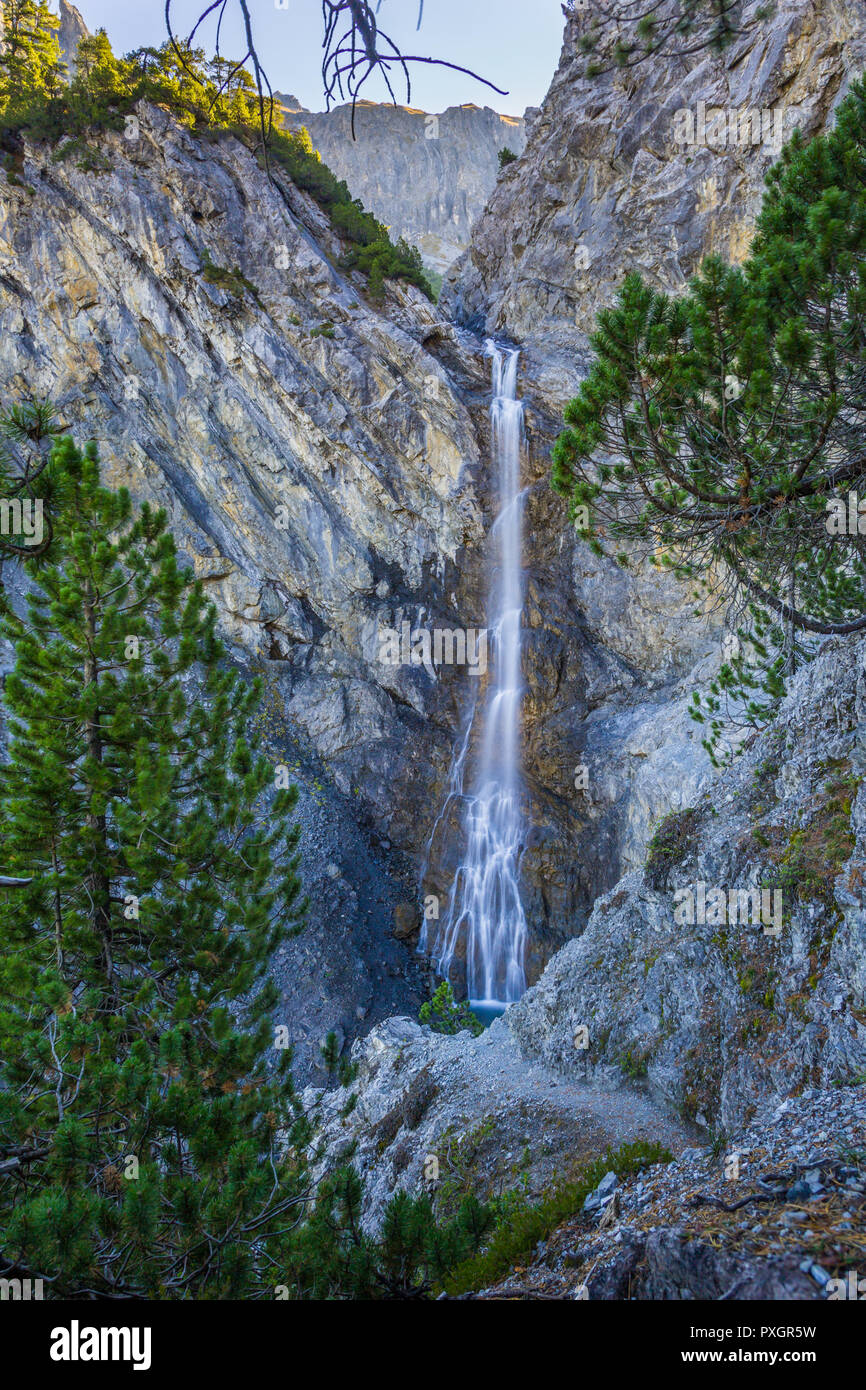 Cascate di cascata Altein vicino a Arosa, alberi naturali, rocce Foto Stock