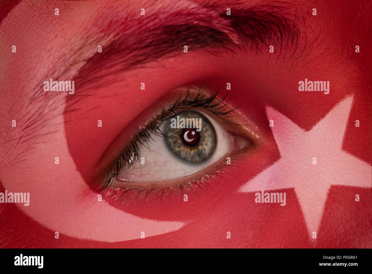 Bandiera della Turchia sul viso uomo.Concetto di giorno speciale in background Foto Stock