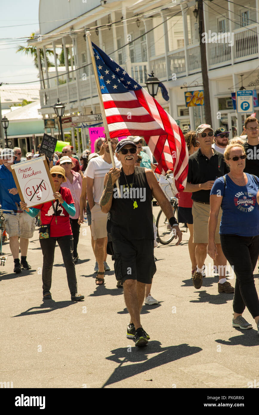 Il mese di marzo per la nostra vita, una nazionale di protesta contro la violenza della pistola, avviata alla spiaggia più meridionale e scese da Duval Street in Key West a Mallory Square Foto Stock