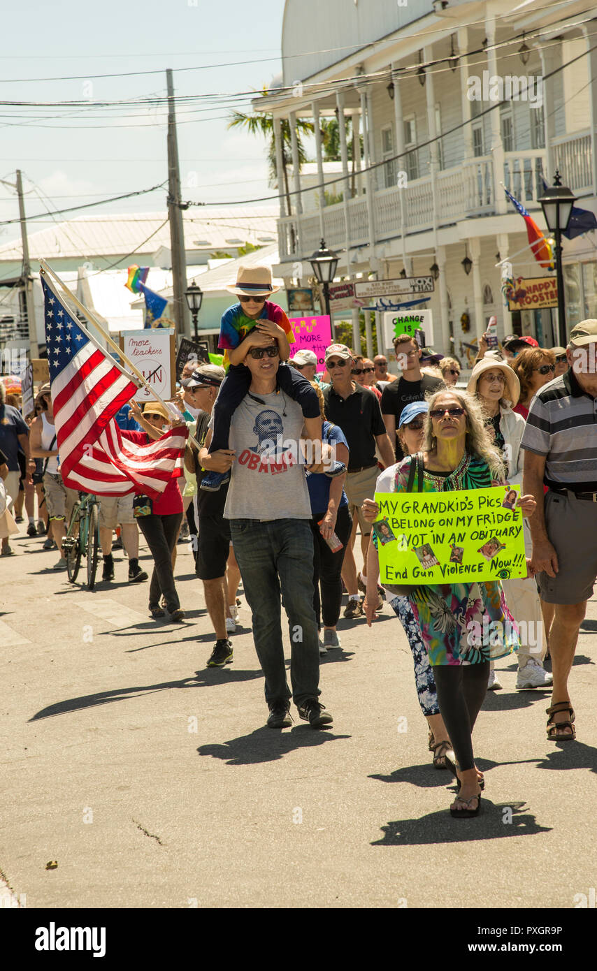 Il mese di marzo per la nostra vita, una nazionale di protesta contro la violenza della pistola, avviata alla spiaggia più meridionale e scese da Duval Street in Key West a Mallory Square Foto Stock