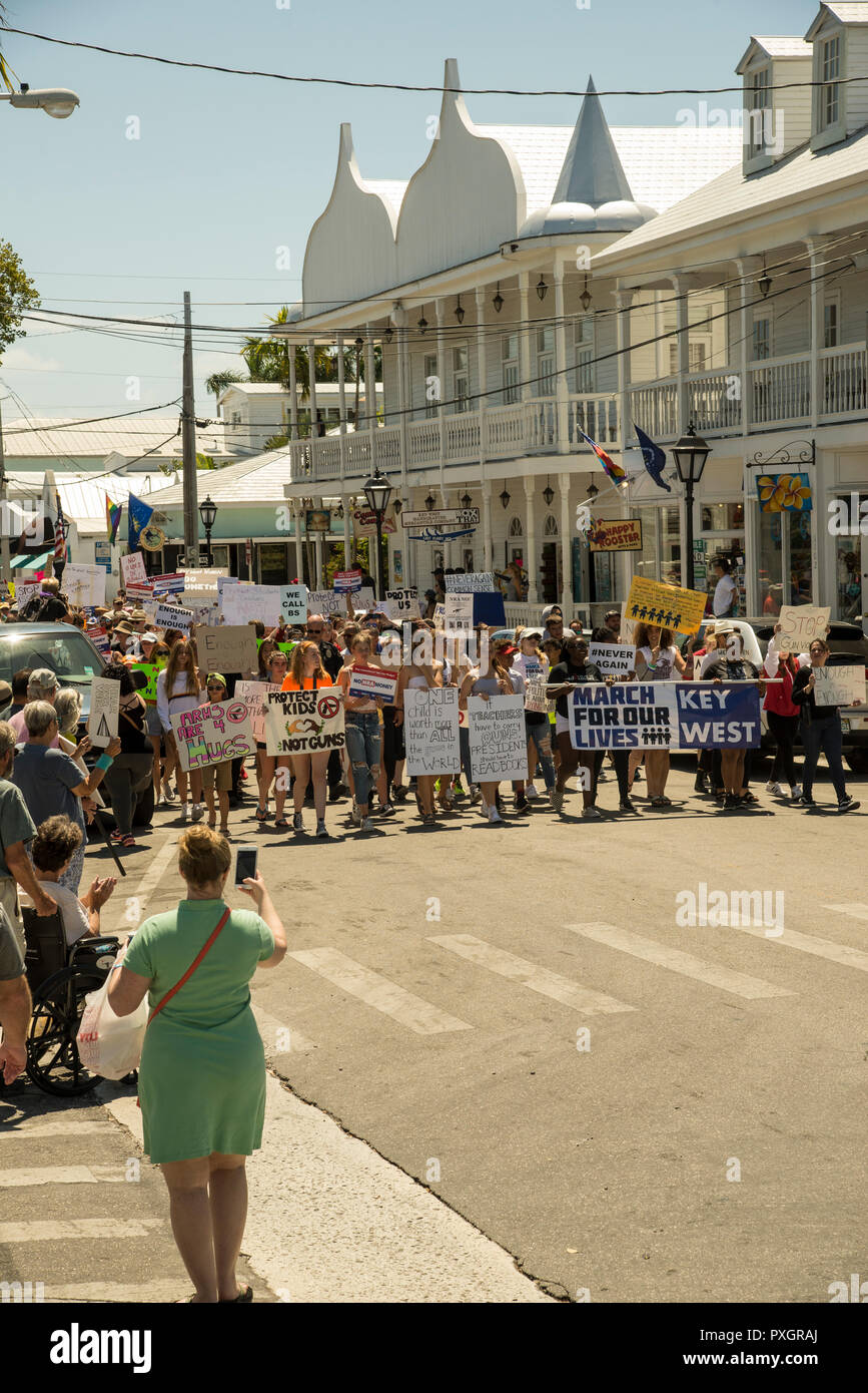 Il mese di marzo per la nostra vita, una nazionale di protesta contro la violenza della pistola, avviata alla spiaggia più meridionale e scese da Duval Street in Key West a Mallory Square Foto Stock