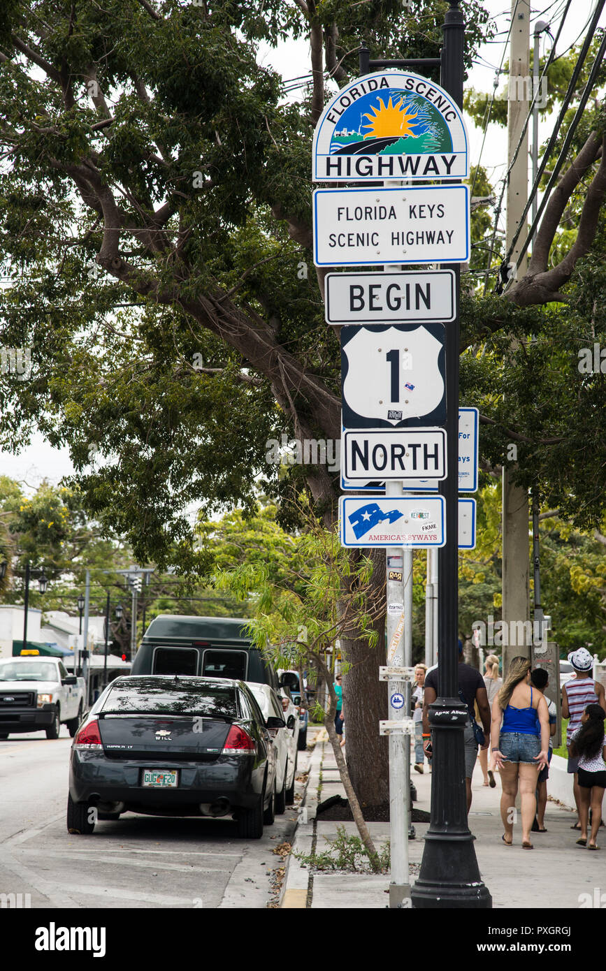 Truman Avenue e Fleming Street nel centro di Key West Florida. Il segno posto è alla fine / inizio di U.S. Indirizzare uno Foto Stock