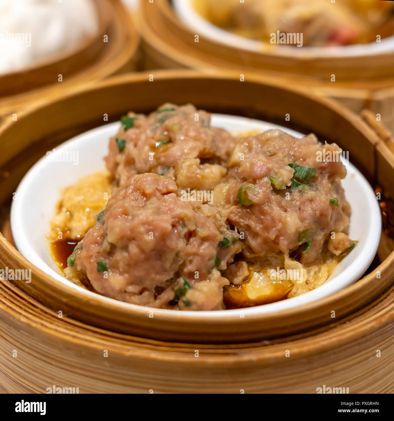 Carni bovine cotte al vapore sfere con tofu foglio Foto Stock