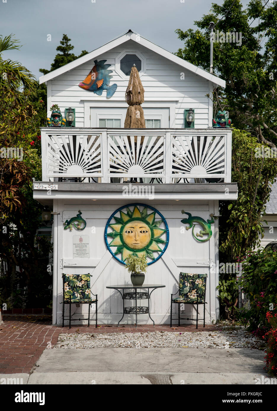 Dipinto luminosamente casa su Truman Avenue, US Highway 1, in Key West Florida Foto Stock