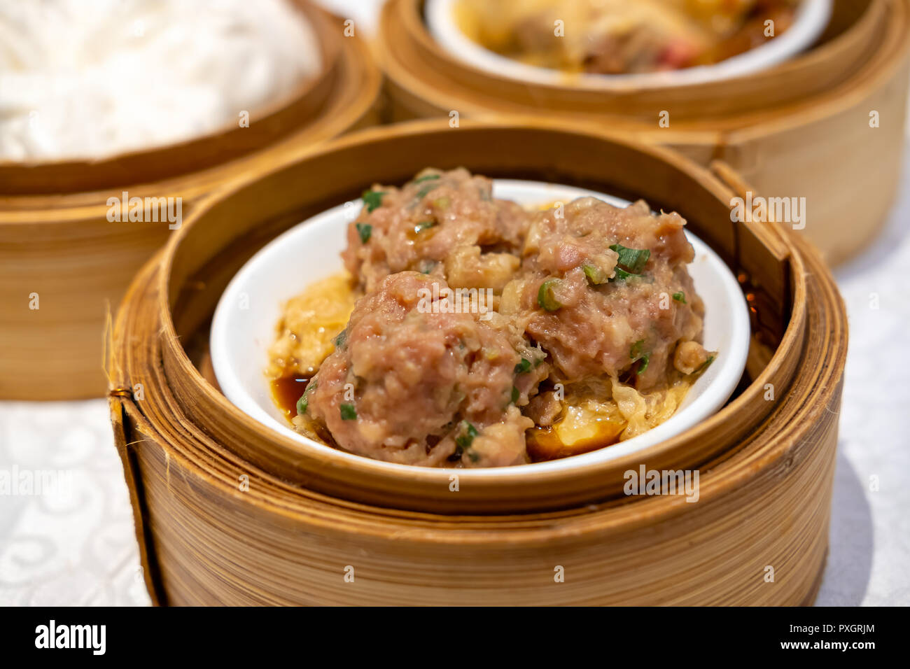 Carni bovine cotte al vapore sfere con tofu foglio Foto Stock