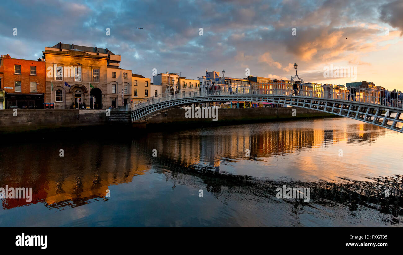 Ha'penny Bridge in sunset, Dublino, Irlanda. Foto Stock