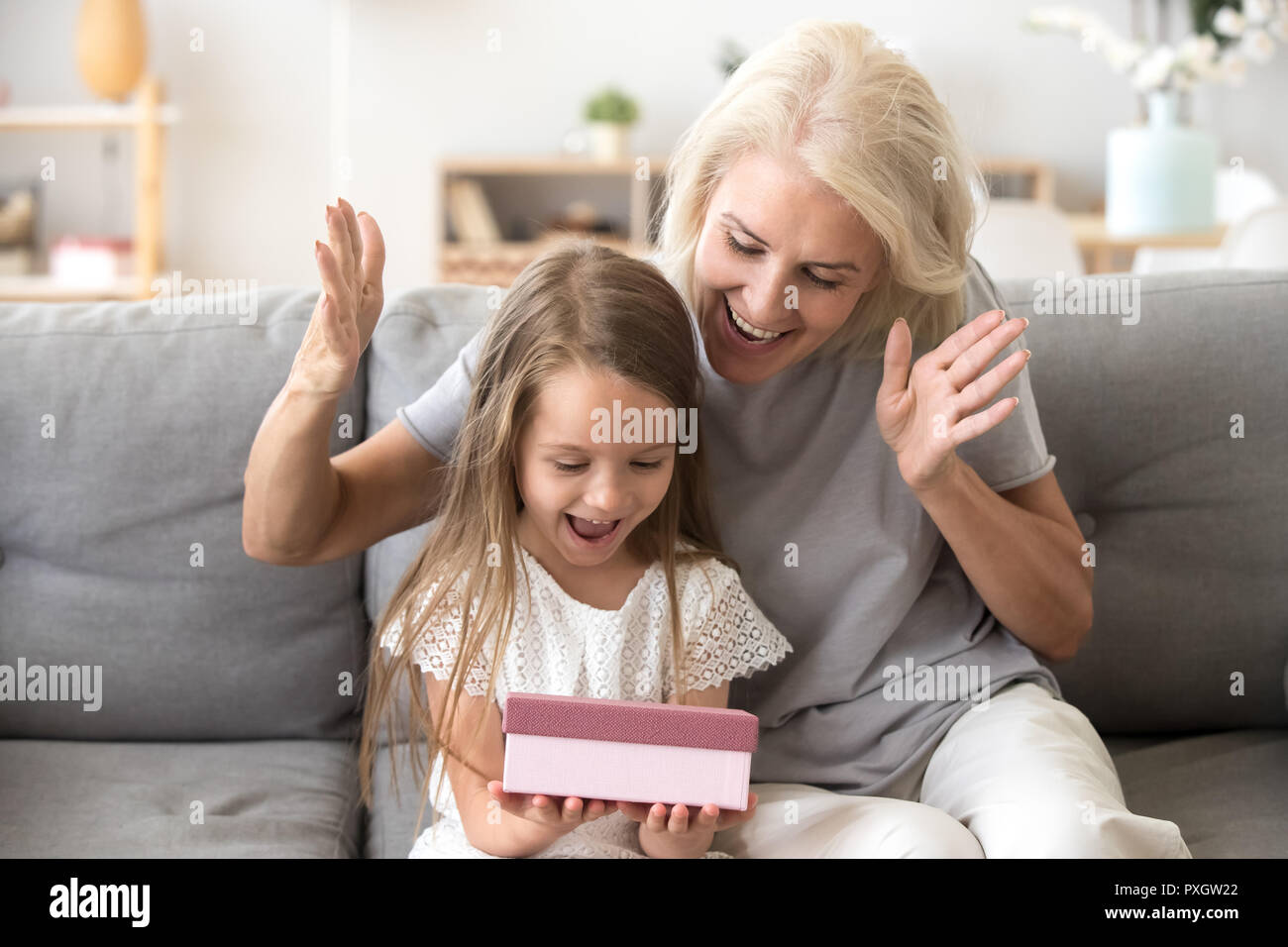 Nonna presente eccitato nipote piccolo regalo di compleanno Foto Stock