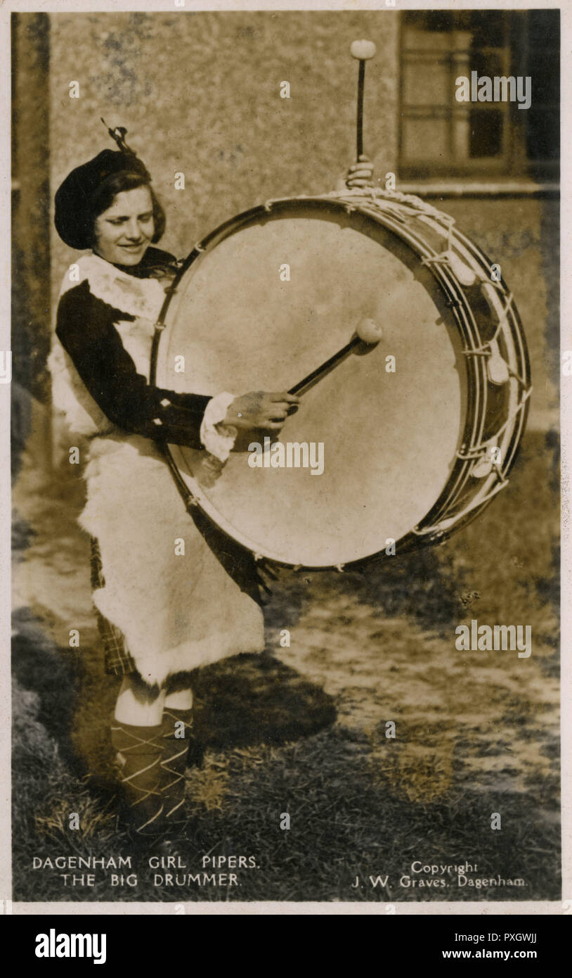 Il "batterista grande" dei Dagenham Girl Pipers Foto Stock