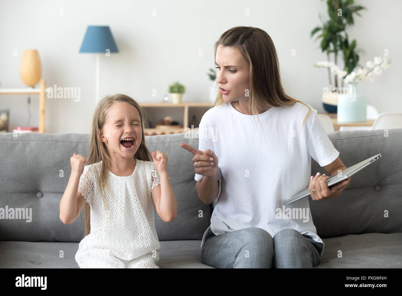 Mom severi rimproveri mal si è comportata figlia gridando forte a casa Foto Stock