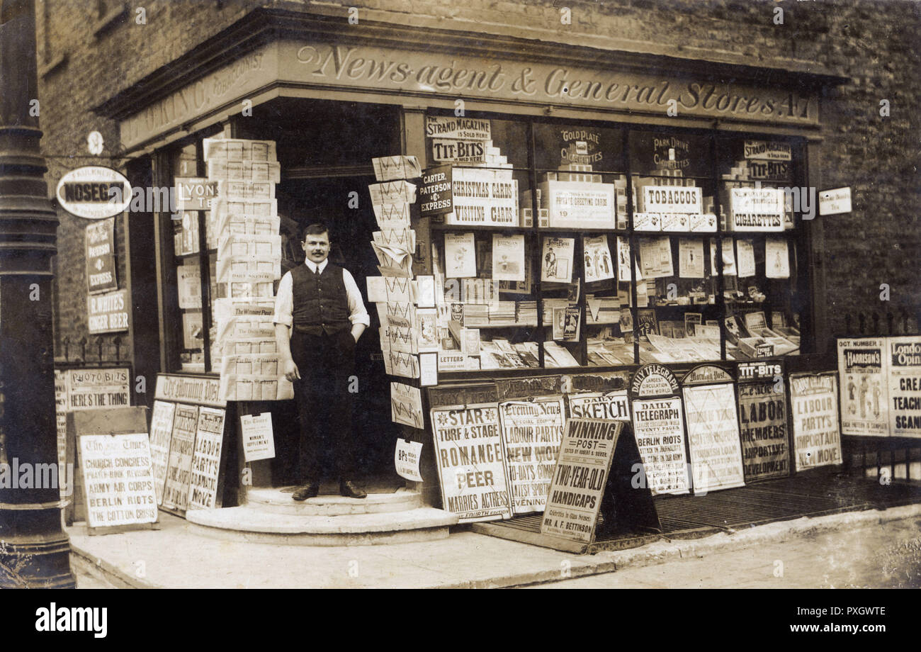 Newsagents - angolo Vauxhall Bridge Road e Gillingham St Foto Stock