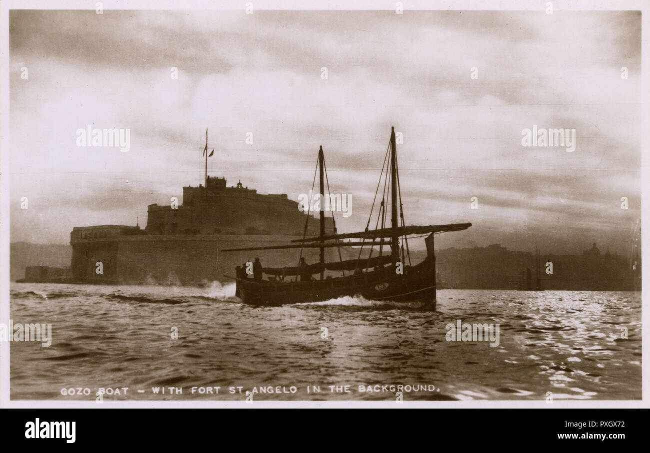 La barca a Gozo con Fort St. Angelo sullo sfondo Foto Stock