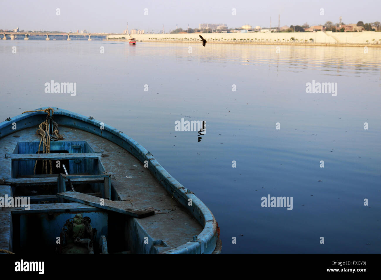 Ahmedabad fronte fiume blu barca in acqua blu Foto Stock