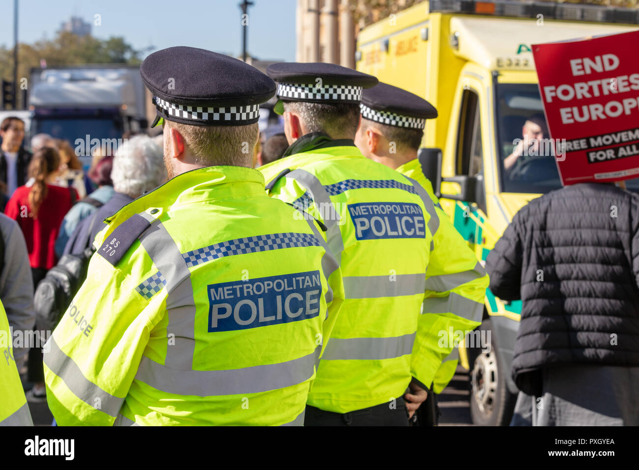 Londra, Inghilterra; xx ottobre 2018; vista posteriore della metropolitana di funzionari di polizia che indossa giacche ad alta visibilità durante i popoli votazione Brexit Marzo Foto Stock
